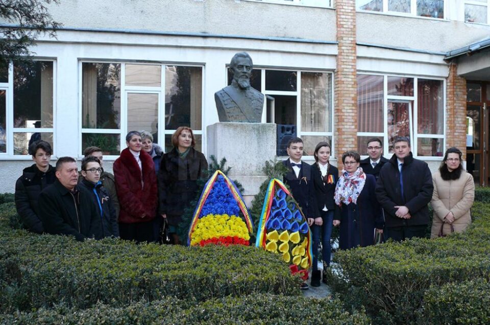 Manifestările au început la statuia domnitorului Alexandru Ioan Cuza, din fața școlii, cu depunerea de coroane și jerbe de flori Manifestările au început la statuia domnitorului Alexandru Ioan Cuza, din fața școlii, cu depunerea de coroane și jerbe de flori