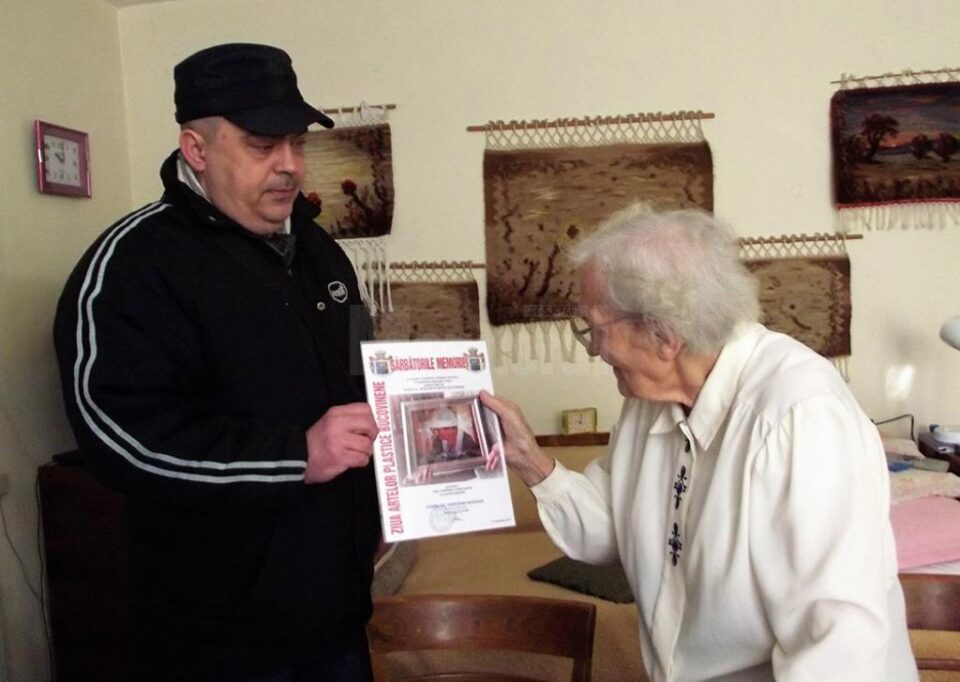 Înmânarea diplomei artistei plastice Ana Candrea Constantin