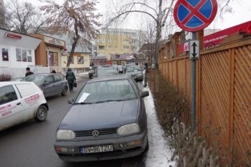 Mașini parcate sub indicatorul de interzis pe strada Leca Morariu