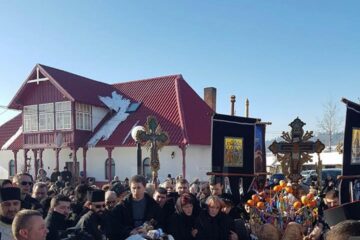 Peste o mie de oameni l-au condus pe ultimul drum pe părintele Mihai Negrea de la Podu Coșnei