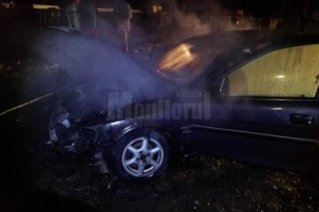 Masina a luat foc de la compartimentul motor