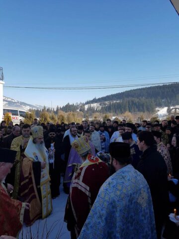 Peste o mie de oameni l-au condus pe ultimul drum pe părintele Mihai Negrea de la Podu Coșnei