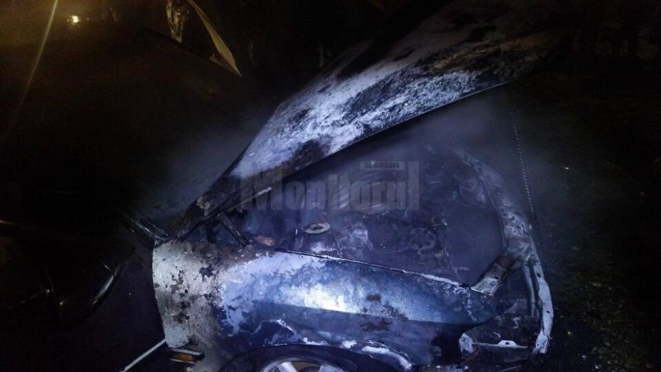 Incendiul a pornit din zona motorului, sub care proprietarii au observat o flacără aprinsă Incendiul a pornit din zona motorului, sub care proprietarii au observat o flacără aprinsă