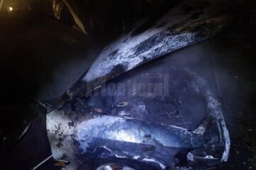 Incendiul a pornit din zona motorului, sub care proprietarii au observat o flacără aprinsă