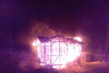 Casa bătrânului a ars în totalitate