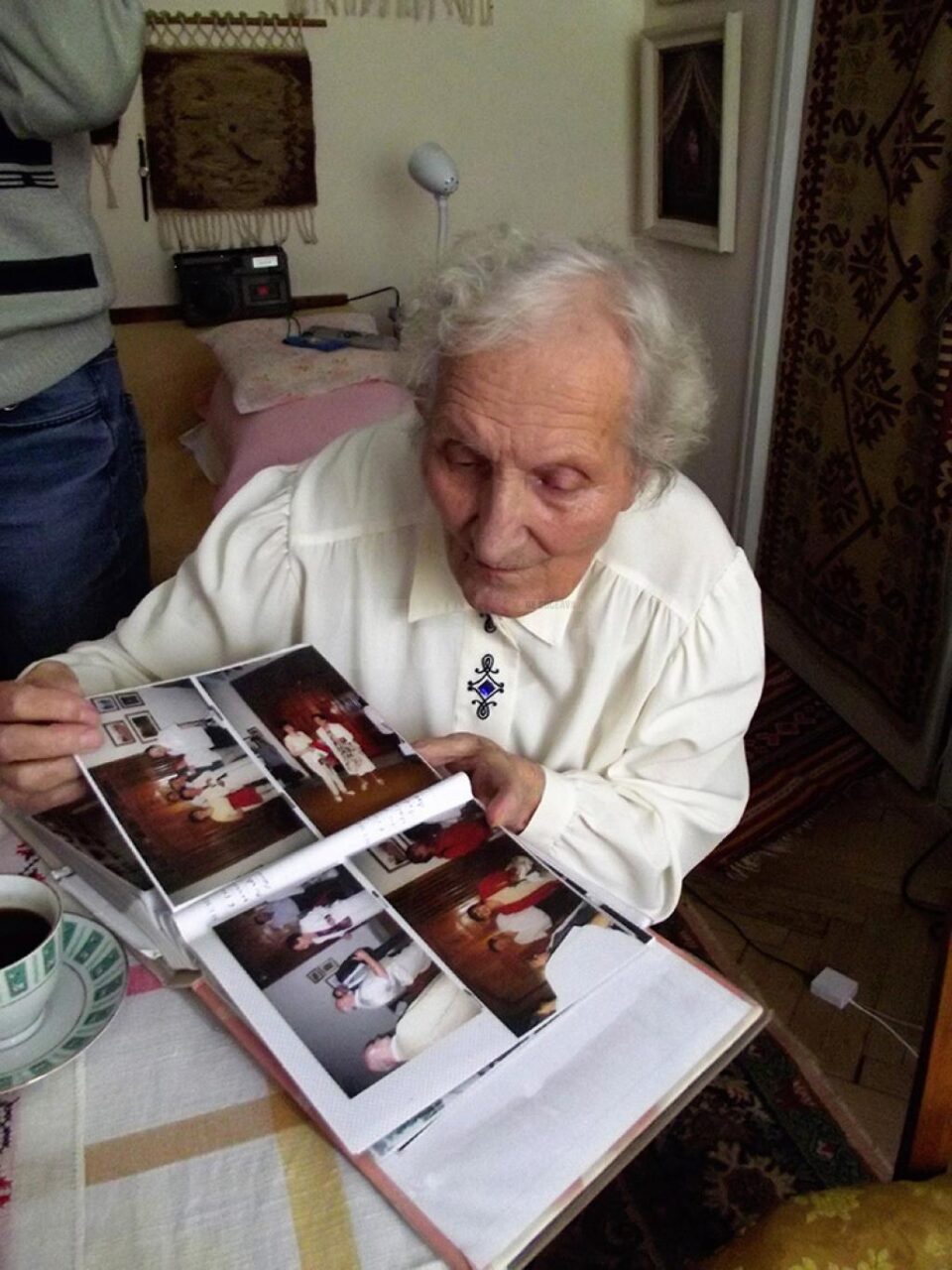 Ana Candrea Constantin, în pragul vârstei de 96 de ani: „Aștept primăvara, să pictez în grădina de la Cotârgași!”