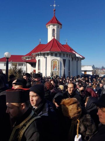 Peste o mie de oameni l-au condus pe ultimul drum pe părintele Mihai Negrea