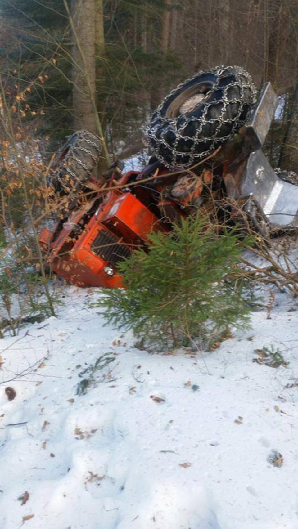 Tractorul forestier s-a rostogolit câțiva zeci de metri într-o râpă, strivindu-l pe șofer în cabină