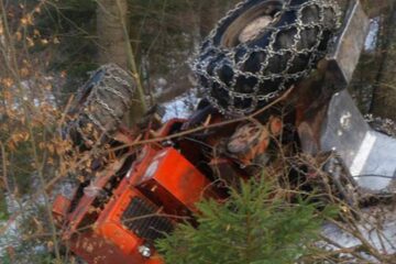 Tractorul forestier s-a rostogolit câțiva zeci de metri într-o râpă, strivindu-l pe șofer în cabină