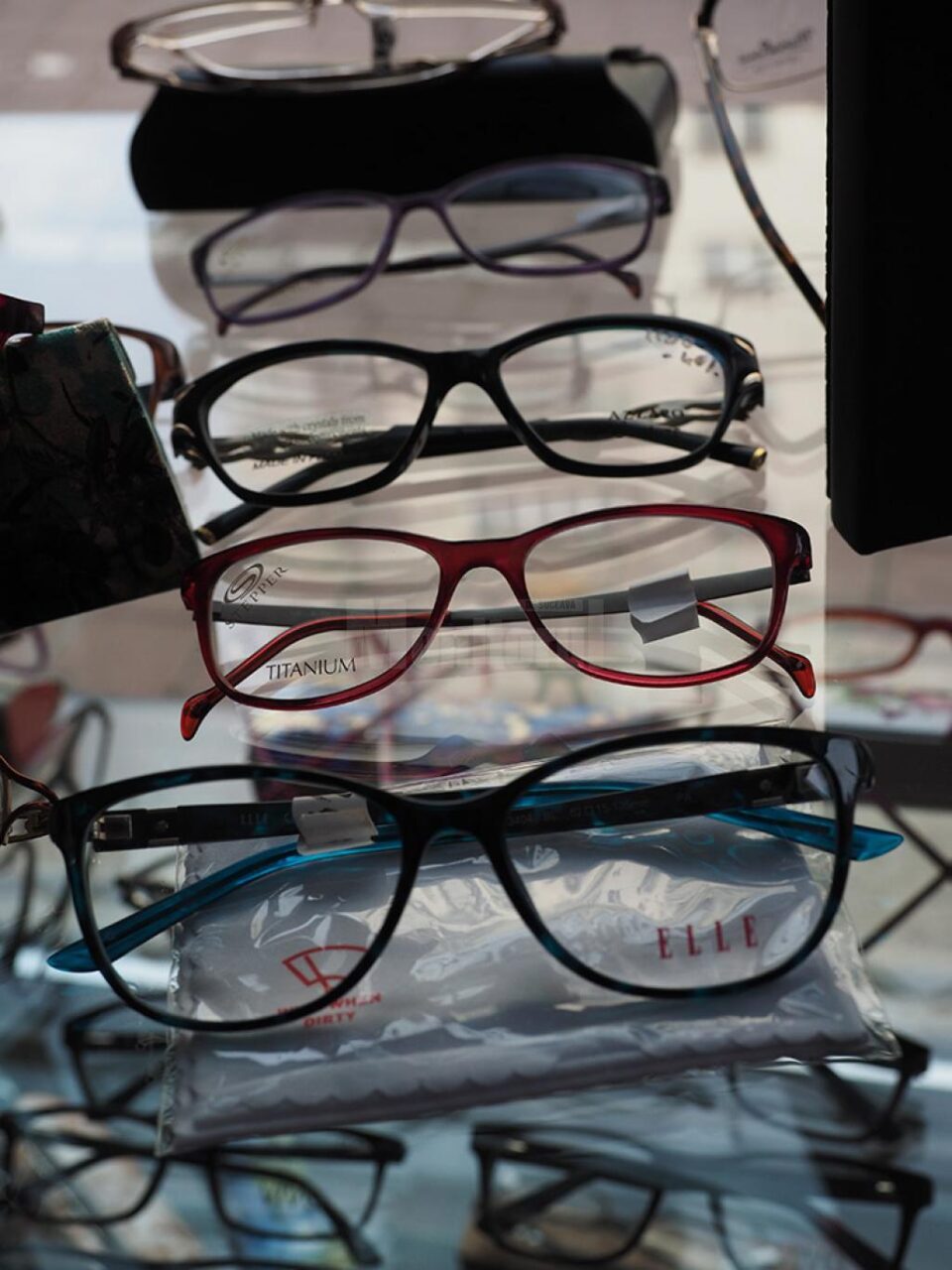 Magazinul are reduceri de 50% pentru toate ramele din stoc