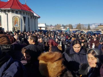 Peste o mie de oameni l-au condus pe ultimul drum pe părintele Mihai Negrea de la Podu Coșnei