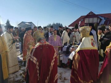 Slujba înmormântării a fost oficiată, la Mănăstirea Podu Coșnei, de un sobor de preoți și diaconi având-i în frunte pe Înalt Preasfințitul Părinte Pimen, Arhiepiscopul Sucevei și Rădău ților și IPS Teodosie, Arhiepiscop al Tomisului