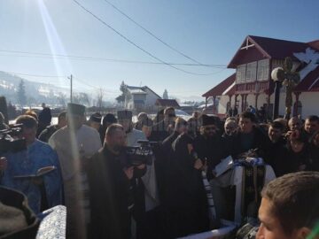 Peste o mie de oameni l-au condus pe ultimul drum pe părintele Mihai Negrea de la Podu Coșnei