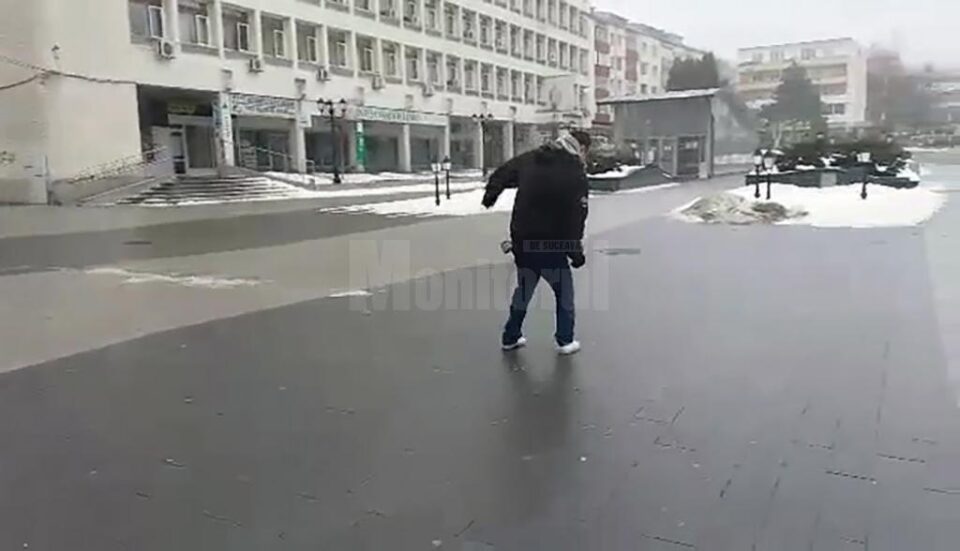 Oamenii își păstrează cu dificultate echilibrul pe pojghița de gheață de pe esplanadă