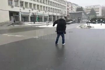 Oamenii își păstrează cu dificultate echilibrul pe pojghița de gheață de pe esplanadă