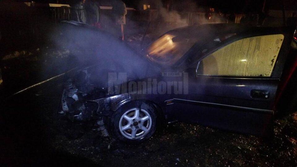 Un autoturism a fost distrus, după ce a fost cuprins de flăcări