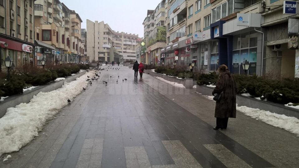 Oamenii își păstrează cu dificultate echilibrul pe pojghița de gheață de pe esplanadă