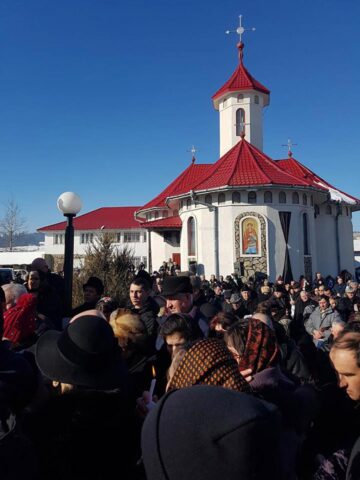 Peste o mie de oameni l-au condus pe ultimul drum pe părintele Mihai Negrea de la Podu Coșnei