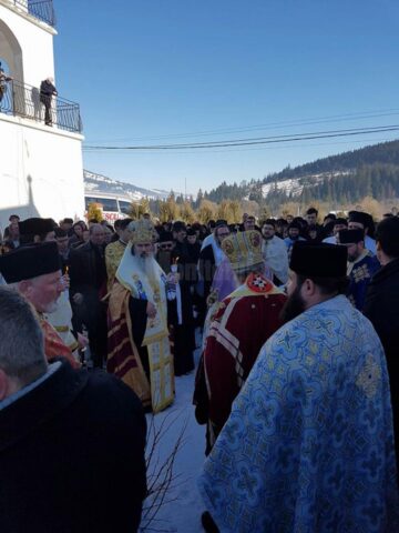 Peste o mie de oameni l-au condus pe ultimul drum pe părintele Mihai Negrea de la Podu Coșnei