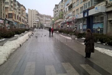 Duminică, 29 ianuarie a.c., esplanada Casei Culturii, trotuarele și aleile din Parcul Central s-au transformat în patinoar Duminică, 29 ianuarie a.c., esplanada Casei Culturii, trotuarele și aleile din Parcul Central s-au transformat în patinoar