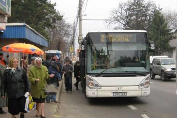 Suspectul i-a sustras femeii sacoșa din stația de autobuz din fata spitalului