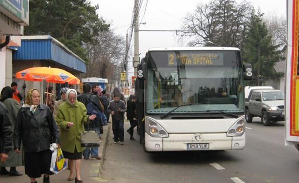 Suspectul i-a sustras femeii sacoșa din stația de autobuz din fata spitalului