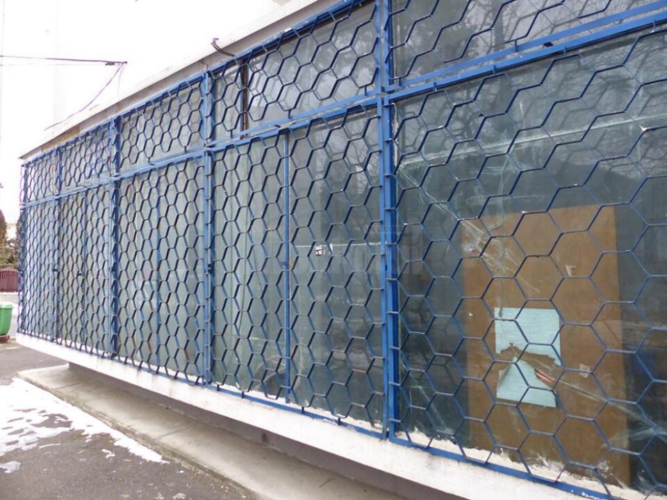 Sute de metri pătrați de sedii de partide sucevene sunt lăsate de izbeliște