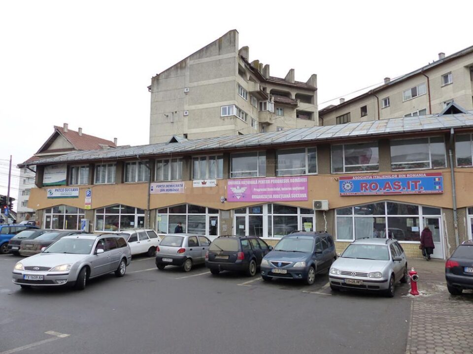 Pe clădirea din centrul Sucevei încă mai apar sigle ale unor partide desființate