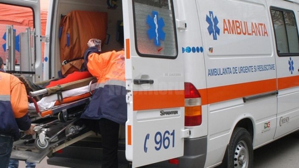 Victima a fost transportată cu ambulanța la spital