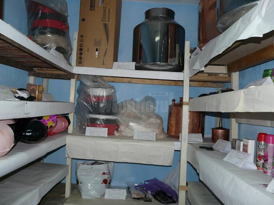 Micul Bazar de la Jandarmerie, cu haine, oale, jucării și covoare confiscate de la comercianți