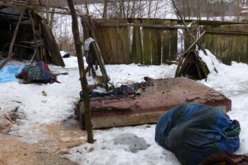 Bătrânul nu s-a mai putut salva după ce patul a luat foc