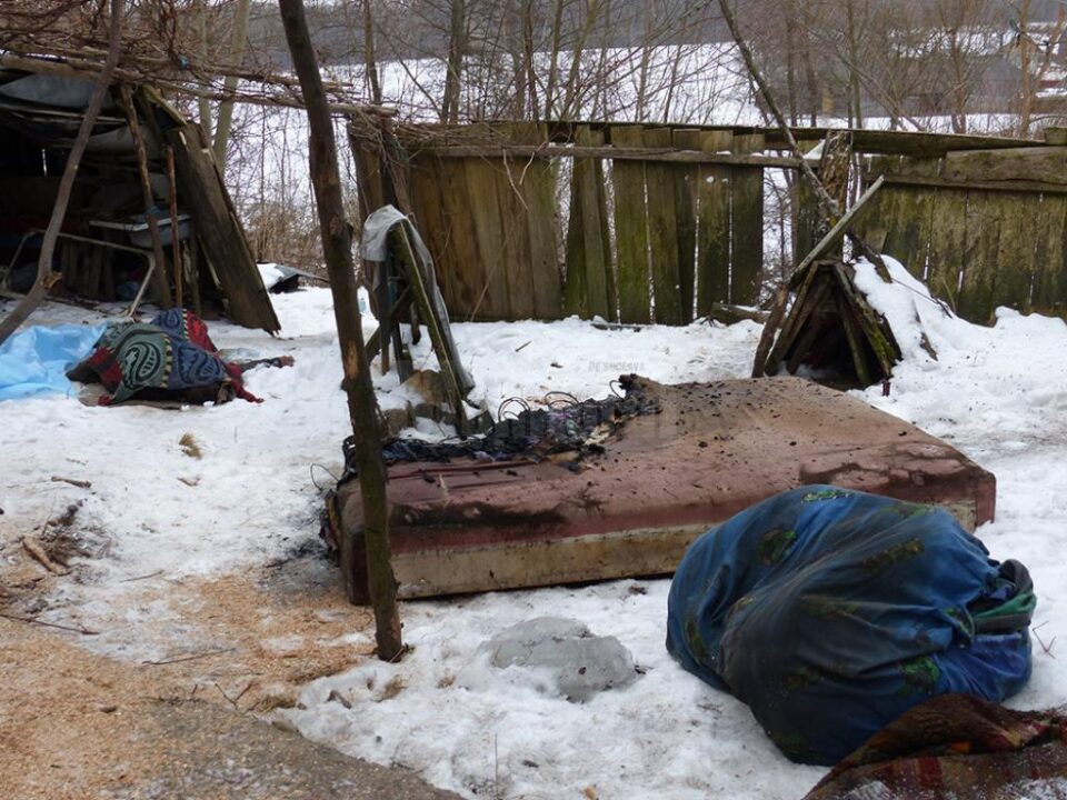 Bătrânul nu s-a mai putut salva după ce patul a luat foc