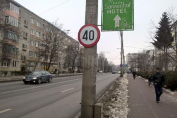 Limita de viteză cu care se circulă pe strada Ștefan cel Mare din municipiul Suceava, pe porțiunea de la Bancă la Policlinică, a fost din nou schimbată la 40 de kilometri la oră