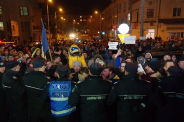 Cordonul de jandarmi împiedică accesul protestatarilor spre sediul PSD