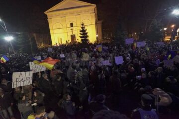 Peste 2.500 de persoane au protestat joi seara în municipiul Suceava