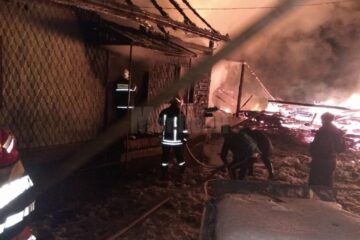 Gospodărie distrusă de un incendiu, la Stulpicani