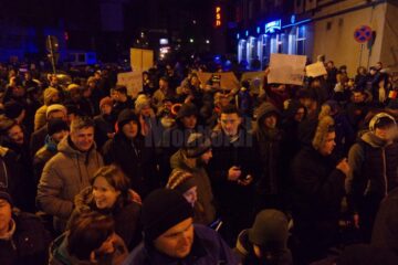 Mulțimea părăsește zona din fața sediului PSD