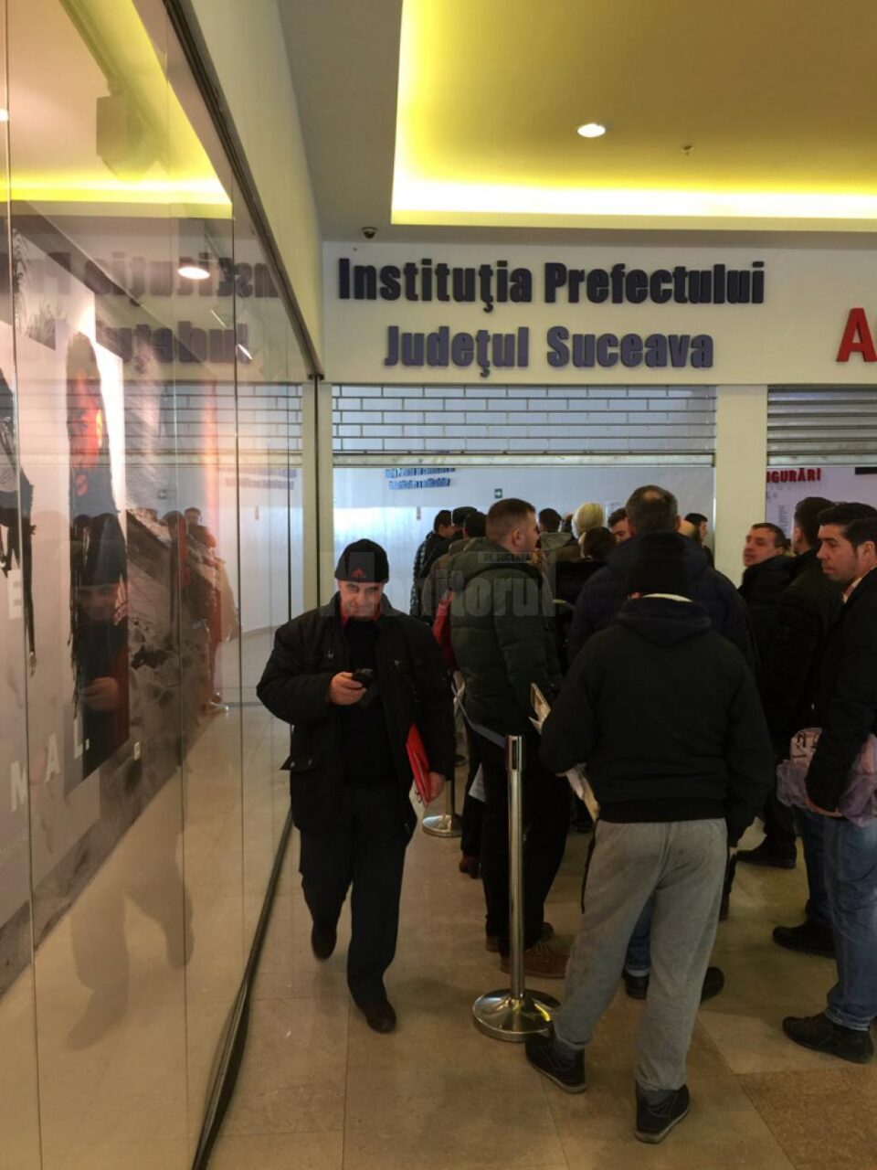 Aglomerație supravegheată cu jandarmi, din prima zi, la ghișeele de înmatriculări