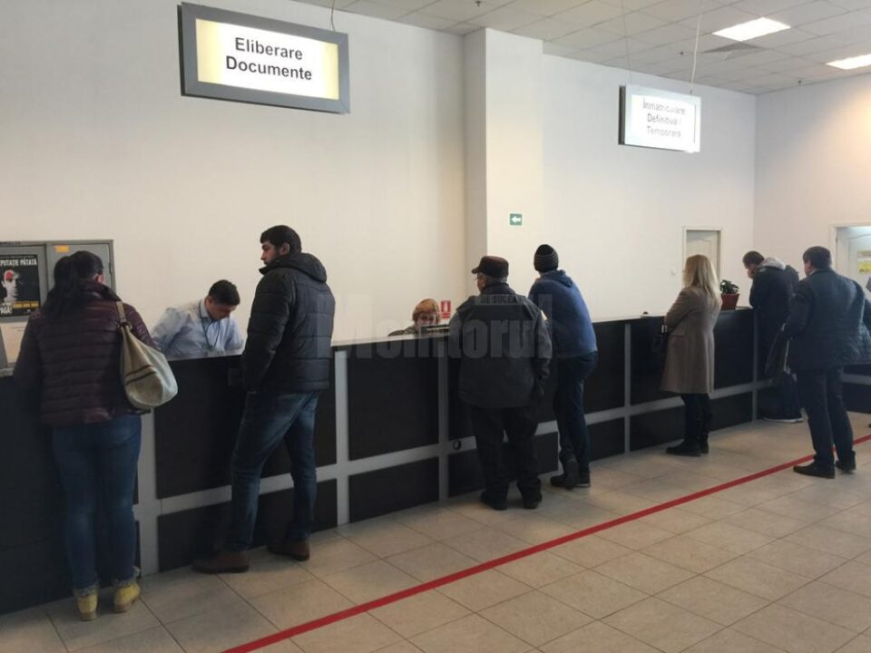 La ghișee activitatea s-a putut desfășura normal, după ce jandarmii i-au îndrumat eșalonat pe cetățeni