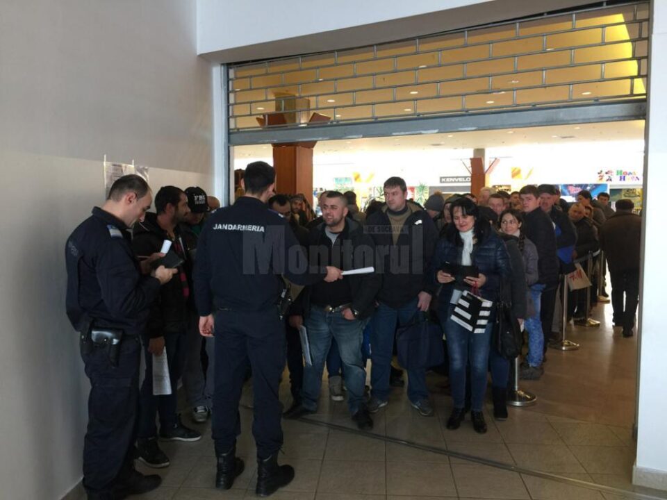 Pentru împiedicarea aglomerării la ghișee, jandarmii au asigurat ordinea și accesul eșalonat spre depunerea documentelor de înmatriculare