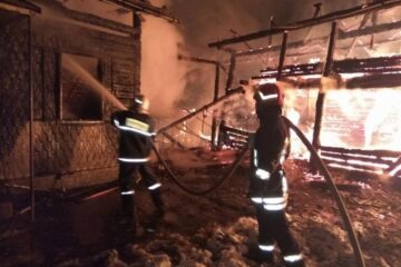 Gospodărie distrusă de un incendiu, la Stulpicani