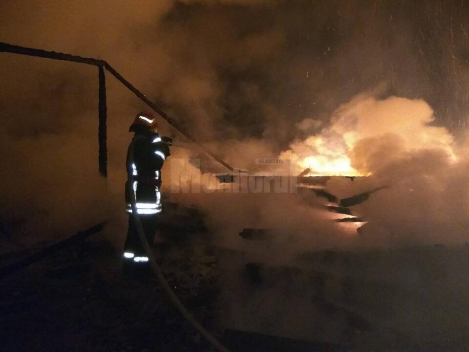 Gospodărie distrusă de un incendiu, la Stulpicani