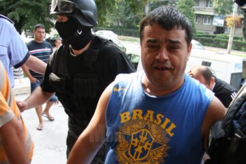 Paul Iova, zis „Ion Petrișor”, în 2010, când a fost adus la Curtea de Apel Suceava cu mascații