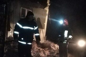 Incendiul a pornit dintr-o anexă a gospodăriei și a distrus o mare parte din construcția comună