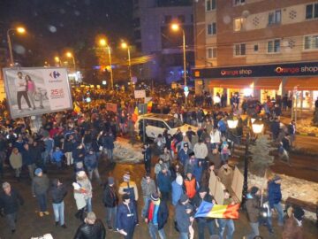 Protestele iau amploare în Suceava. Peste 2.500 de persoane au protestat în fața Prefecturii și au mărșăluit prin oraș