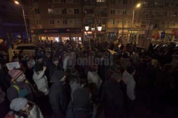 Protestele iau amploare în Suceava. Peste 2.500 de persoane au protestat în fața Prefecturii și au mărșăluit prin oraș