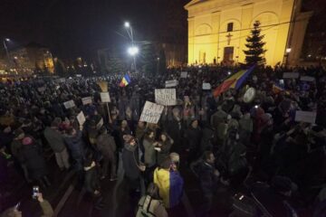 Protestele iau amploare în Suceava. Peste 2.500 de persoane au protestat în fața Prefecturii și au mărșăluit prin oraș