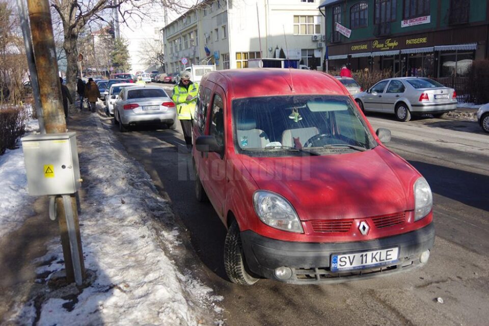 Mașini parcate lângă intersecție, blocând banda de viraj la dreapta, la ieșirea de pe strada Scurtă