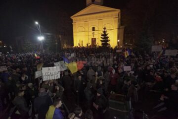 Peste 2.500 de oameni au protestat și ieri în Suceava