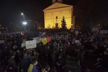 Peste 2.500 de oameni au protestat și ieri în Suceava